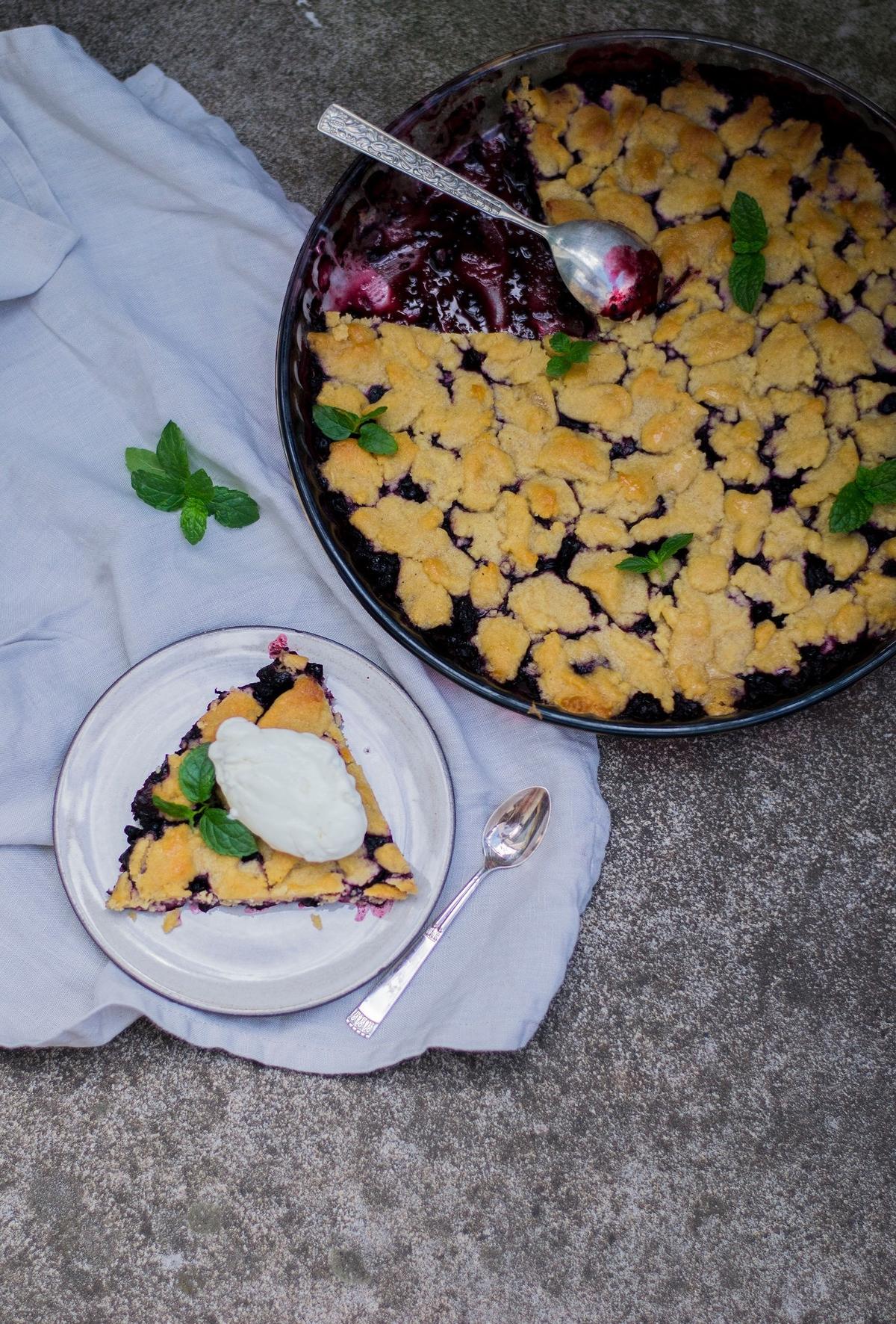 Blåbär & citronpaj med kolakaka